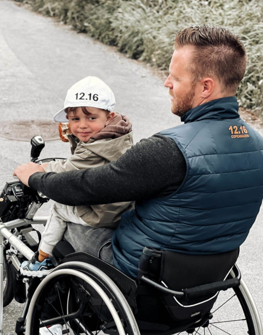UT PÅ TUR: Slik ser det ut når far og sønn drar ut på tur. Det er en gledesstund for dem begge.