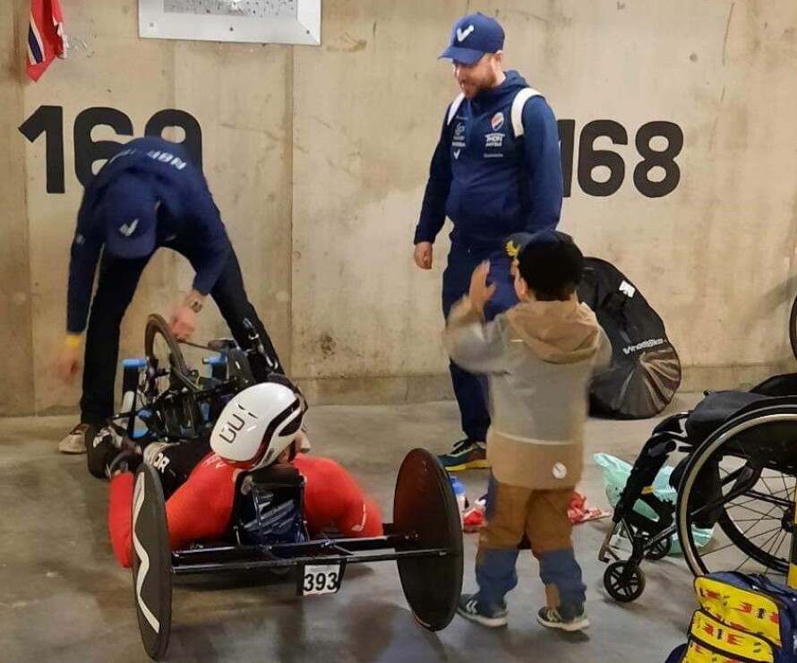 DELAKTIG: Lucas er levende interessert når pappa tester ut hvordan den nye håndsykkelen er å sitte i.