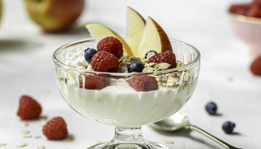 RASK OG GOD: Yoghurt med sunt tilbehør.