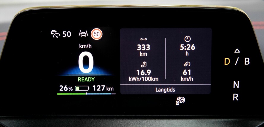 JA TAKK: Stadig flere bilprodusenter flytter viktig basisinformasjon vekk fra førerplass og over til midtkonsollet. VW beholder heldigvis et instrumentpanel med ulike visningsmuligheter.