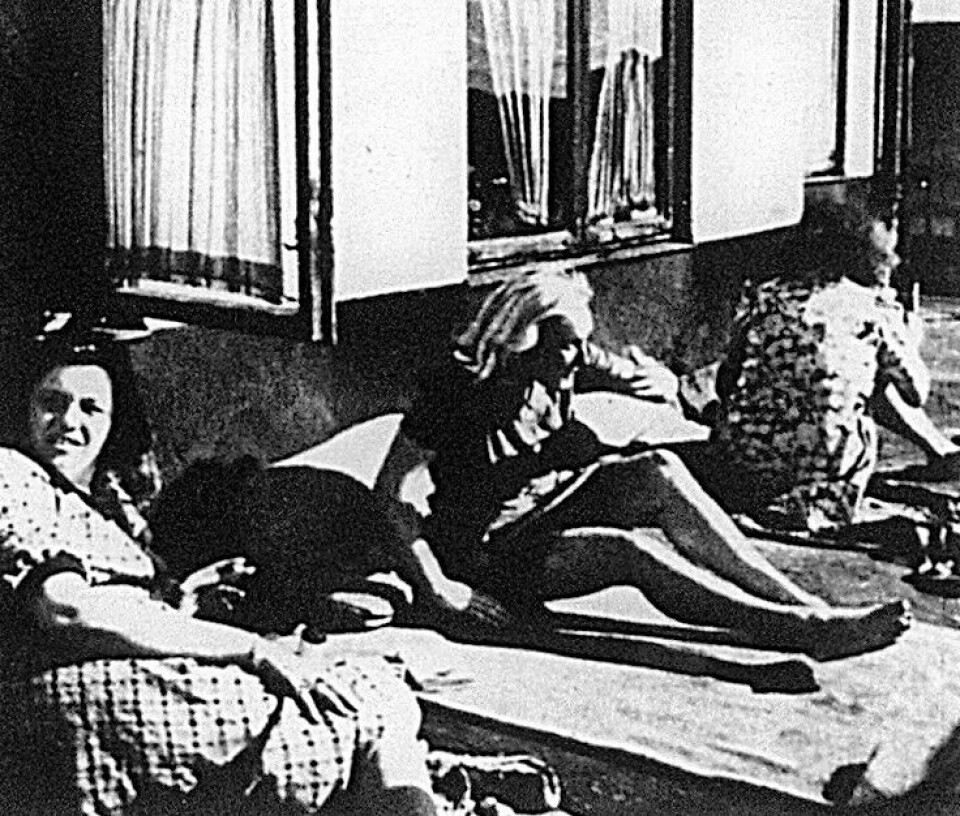 VAKTE OPPSIKT: De franske prostituerte som hadde sitt virke på Haus Sphinx flanerte i Oslos gater i nylonstrømper, høyhælte sko og pelskåper. Et stort problem de hadde, var å få med seg hele inntekten fra den ervervsmessige utukt hjem til Frankrike.