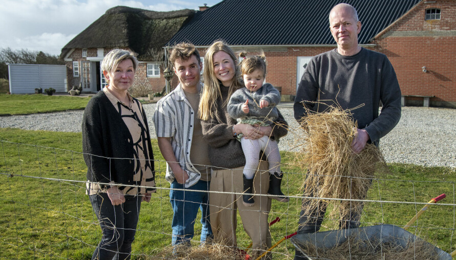 STORFAMILIEN: De tre generasjonene storkoser seg med det nye livet på landet.