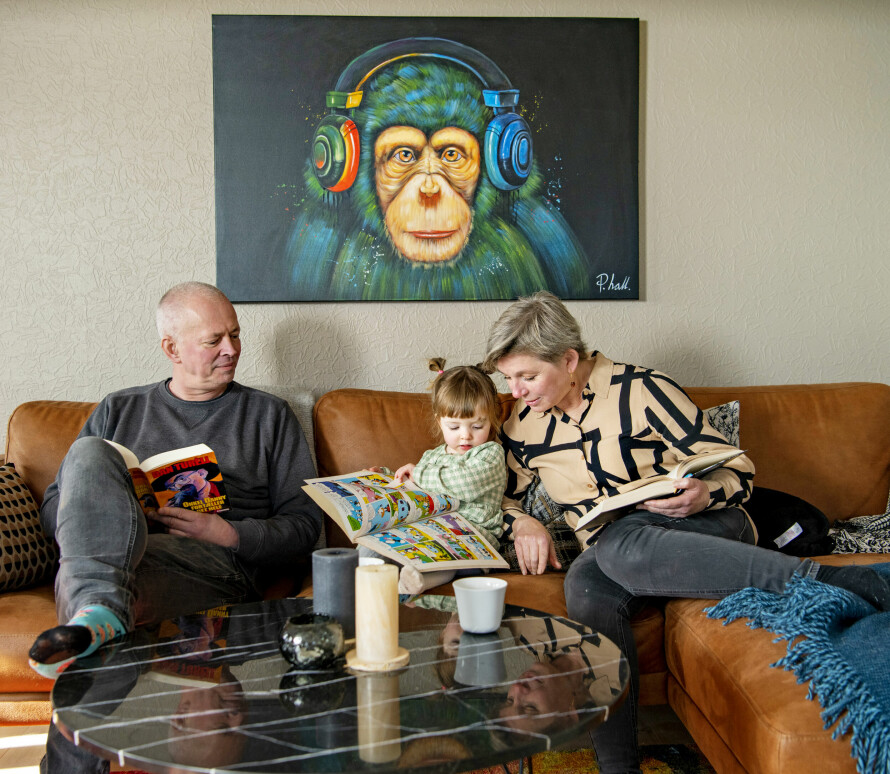KVALITETSTID: Sigrid hygger seg i sofaen med mormor og morfar. Oljemaleriet «Monkey Beat» av kunstneren Peter Hall er å få kjøpt gjennom online-galleriet Mynewart.dk