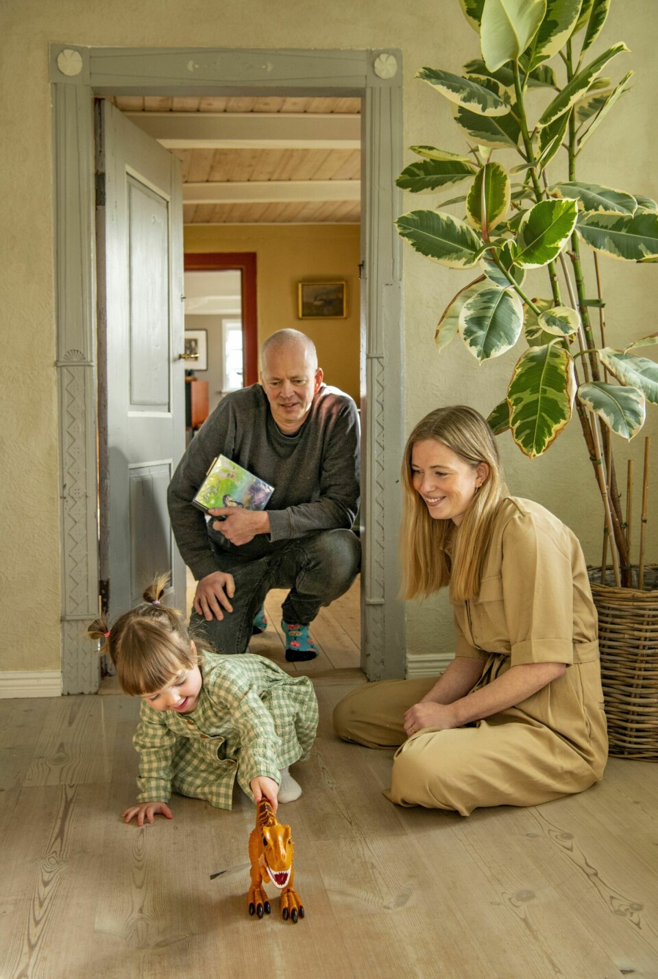 VEGG I VEGG: Døren til besteforeldrenes leilighet er lukket. Lurer de voksne på noe, sender de en SMS, de går ikke bare rett inn til hverandre. Men det gjør Sigrid, som elsker å ha morfar vegg i vegg.