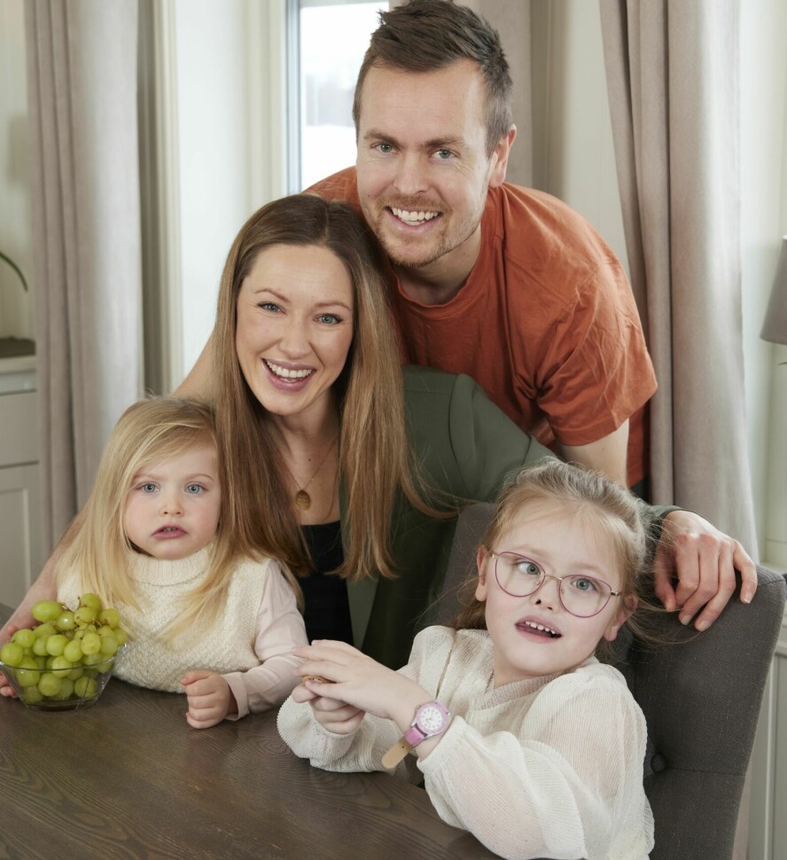 MANGLER EN: Helene og Dag Erik koser seg med døtrene Nova (t.v.) og Ylva og har bestemt seg for å fokusere på det positive.