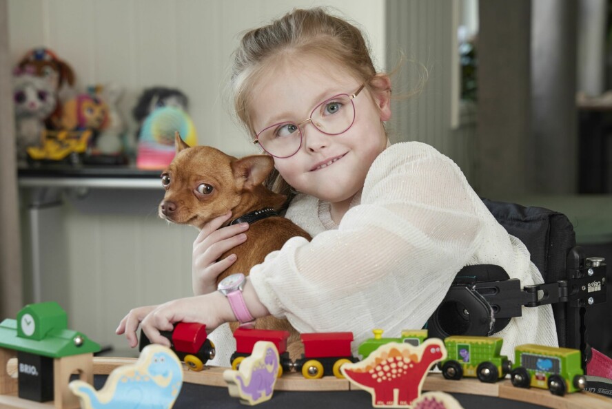 AKTIV JENTE: Ylva er en gladjente som elsker å leke.