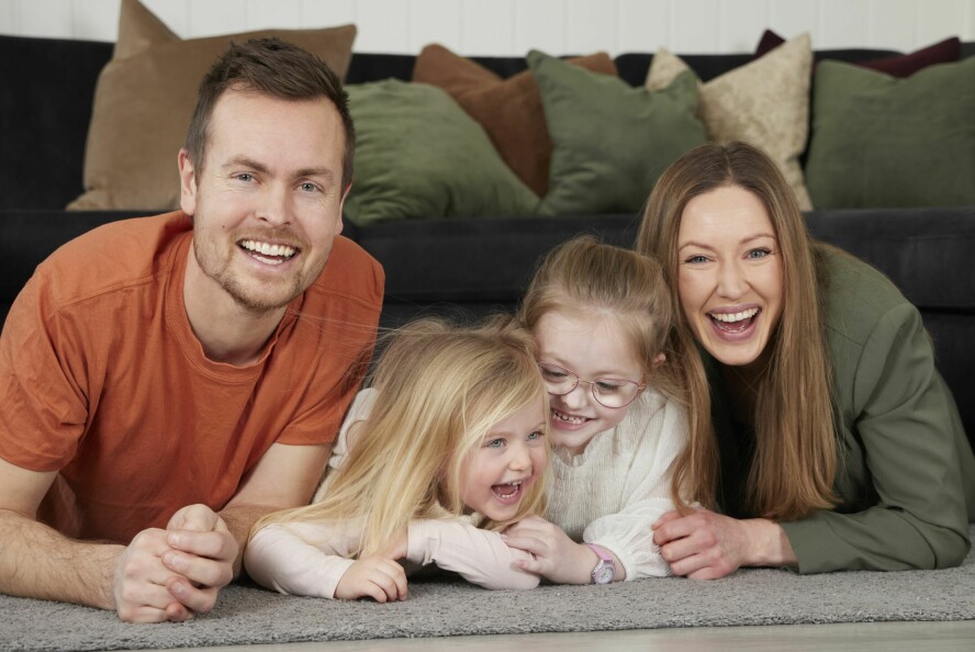 TRYGGE JENTER: Helene og Dag Erik tenker av og til på at de skulle vært fem rundt bordet. Ylva (4) og Nova (2) skulle hatt en storesøster. Likevel har familien gode dager sammen.