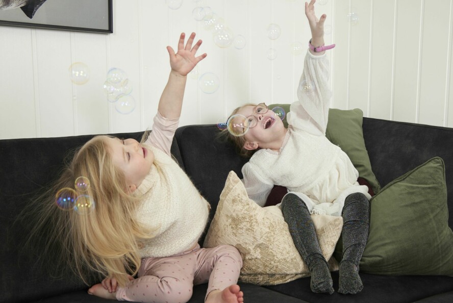 BESTEVENNER: Ylva og Nova er søstre med litt over to års mellomrom. Men de leker fint sammen, og lillesøster passer på storesøster.