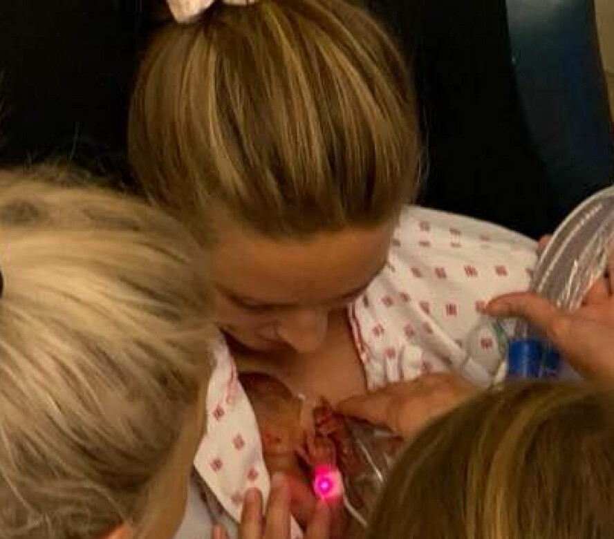 PREMATUR: Her er bitte lille Ylva første gang på mammas mage, født flere uker for tidlig.