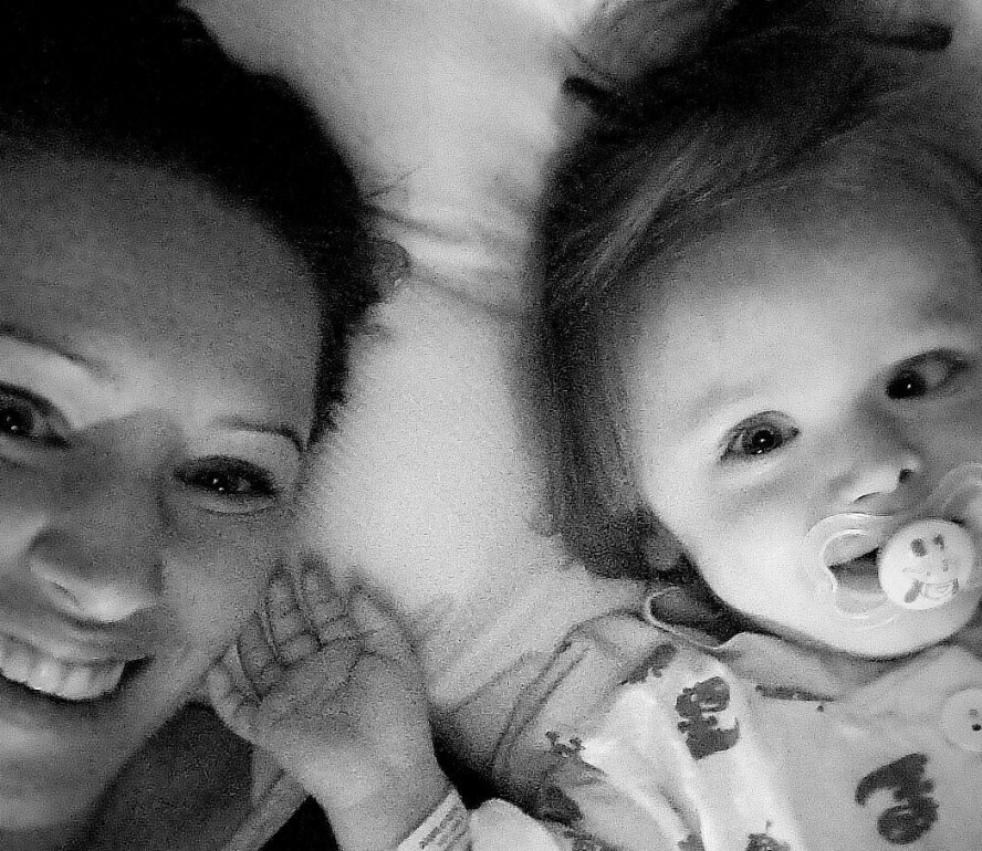 GLEDESSPREDER: Ylva er en liten gledesspreder midt oppi det tragiske tapet av tvillingsøsteren. Mamma Helene setter stor pris på datteren.