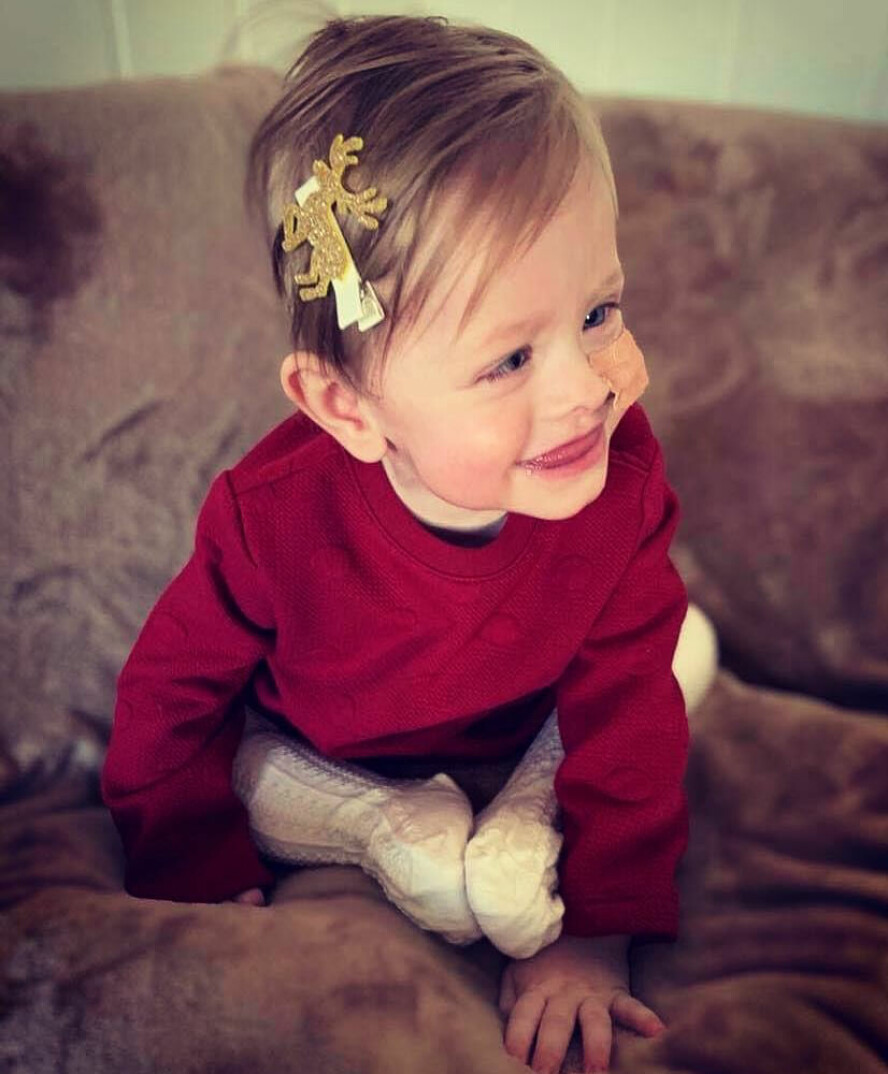 BABYKOS: Ylva ble født prematur i uke 24. På grunn av hard medfart under fødselen, har hun en fått en komplisert ryggskade. Lungene modnes etter som hun vokser, men det har vært mange turer på sykehus og i respirator for pustehjelp.