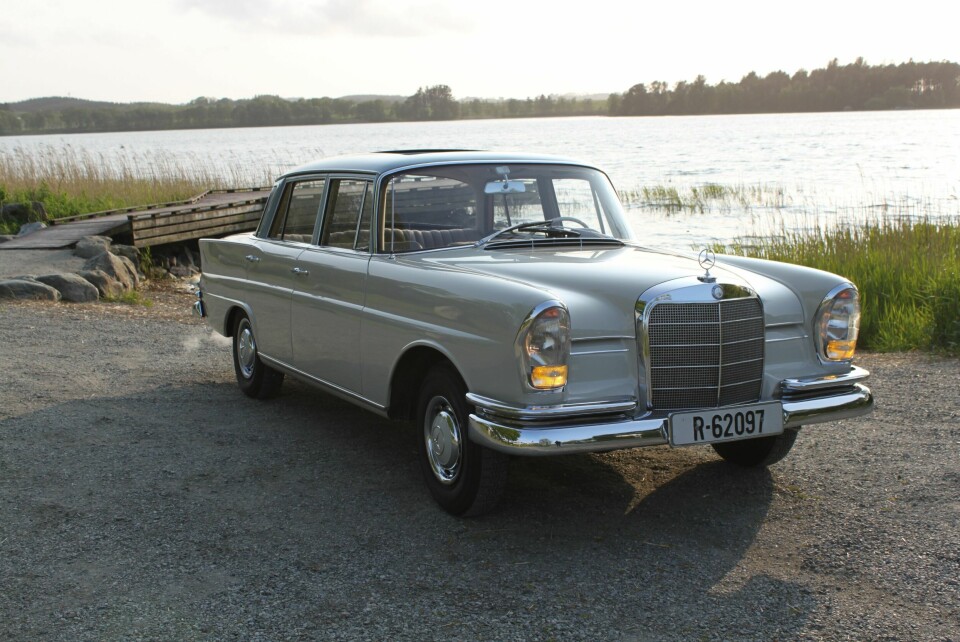 HECKFLOSSE: Borte er Ponton-preget og inn kommer halefinner fra Amerika. 13-toms felger er standard vare, men oppleves som litt lite i dagens trafikkbilde.