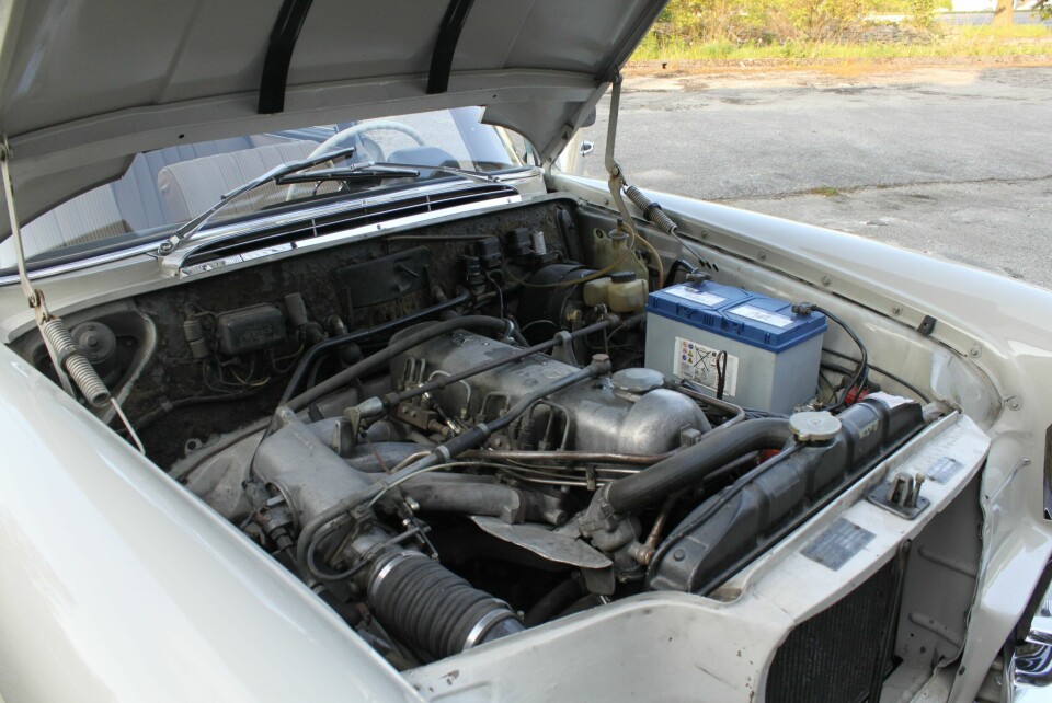 GULLWING-FØLELSE: Rekkesekser med mekanisk innsprøytning fra Bosch. Vi får litt følelse av 300SL Gullwing her. Var det Stirling Moss vi hørte?