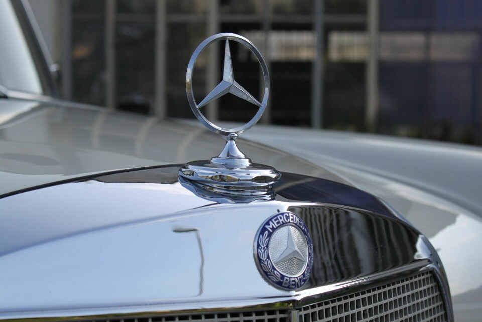 STJERNEFORMAT: Blankpusset stående grill med stjernesiktet på toppen og lekker «medaljong» med blå bakgrunnsfarge i midten.