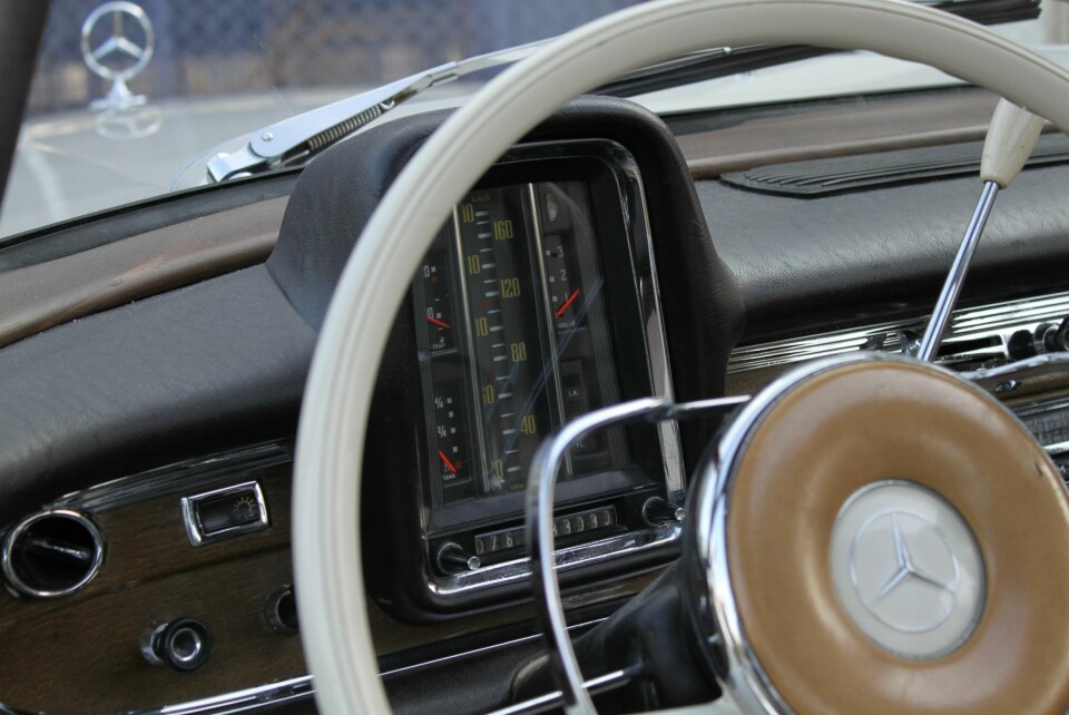 SNEDIG SPEEDOMETER: Der konkurrentene hadde runde eller avlange speedometer, valgte Mercedes en stilig, vertikal løsning. Speedometeret flankeres av nyttige instrumenter som tankmåler, temp-måler, oljetrykk og varsellys for håndbrekk, lading og fjernlys.