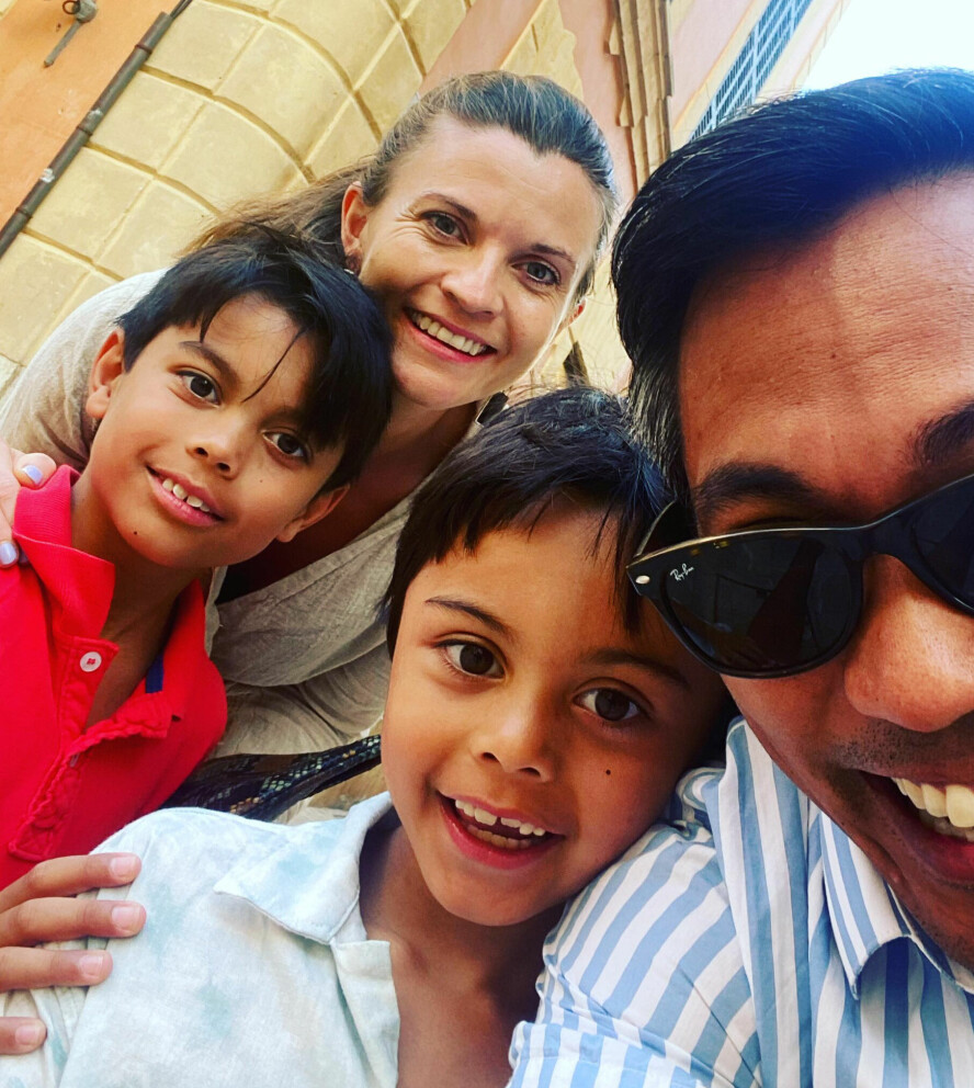 DRØMMEREISE: Christian tok i fjor med seg barna Liam og Oliver og kona Madeleine til Indonesia, landet han er født i.