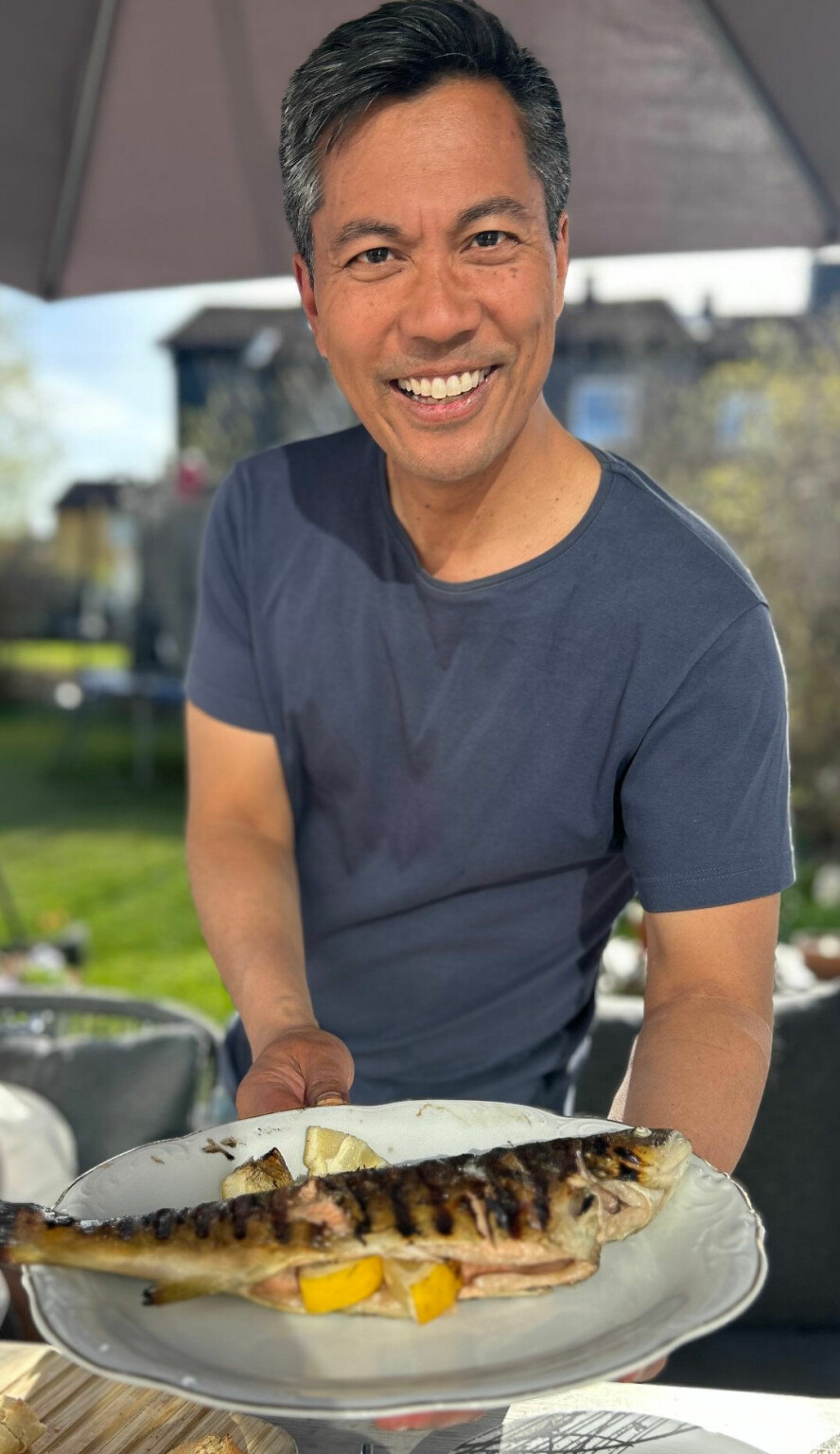 HABIL KOKK: Christian å lage mat, her med fersk øret fra Hardanger på grillen. – Jeg bruker mye hvitløk i maten hele året, forteller han.