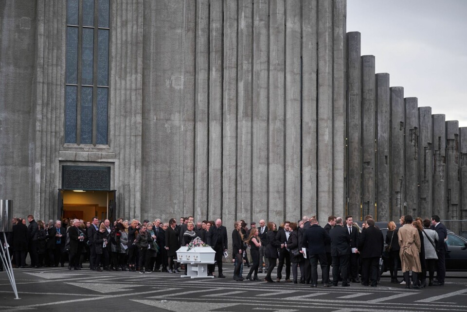 LAND I SORG:  Birna Brjánsdóttirs begravelse samlet en hel nasjon i sorg og vantro over hva som hadde rammet én av deres håpefulle.