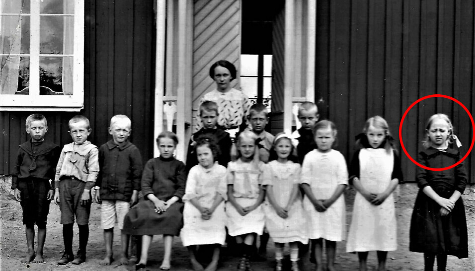 <b>ENSOM: </b>Ester ser ensom ut på dette bildet fra småskolen, der hun står ytterst til høyre, litt unna de andre elevene.