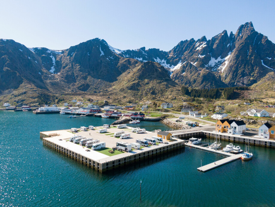 MEKTIG SKUE: Reineholmen Bobilcamp er en bobilplass i mektige kulisser.