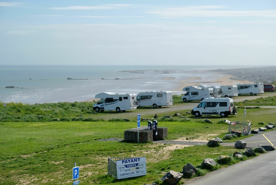 GOLD BEACH: Med bobil er det enkelt å ta seg rundt. Fint å stå ved stranden i Arromanches-les-Bains, som hadde kodenavn Gold Beach under invasjonen. Den ble inntatt av britiske soldater.