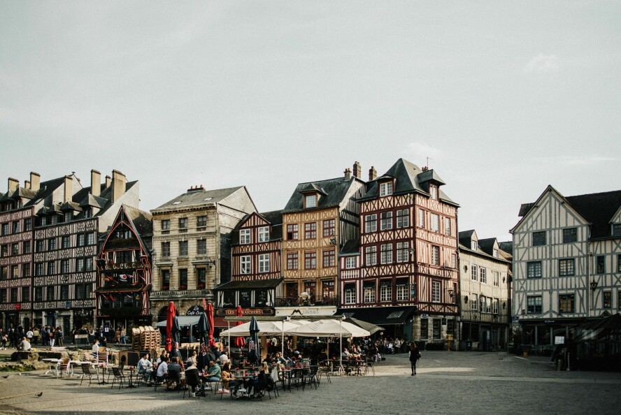 HYGGELIG BYER: Det er tett mellom hyggelige byer i Normandie. Dette er den gamle markedsplassen, Place du Vieux-Marché, i Rouen.