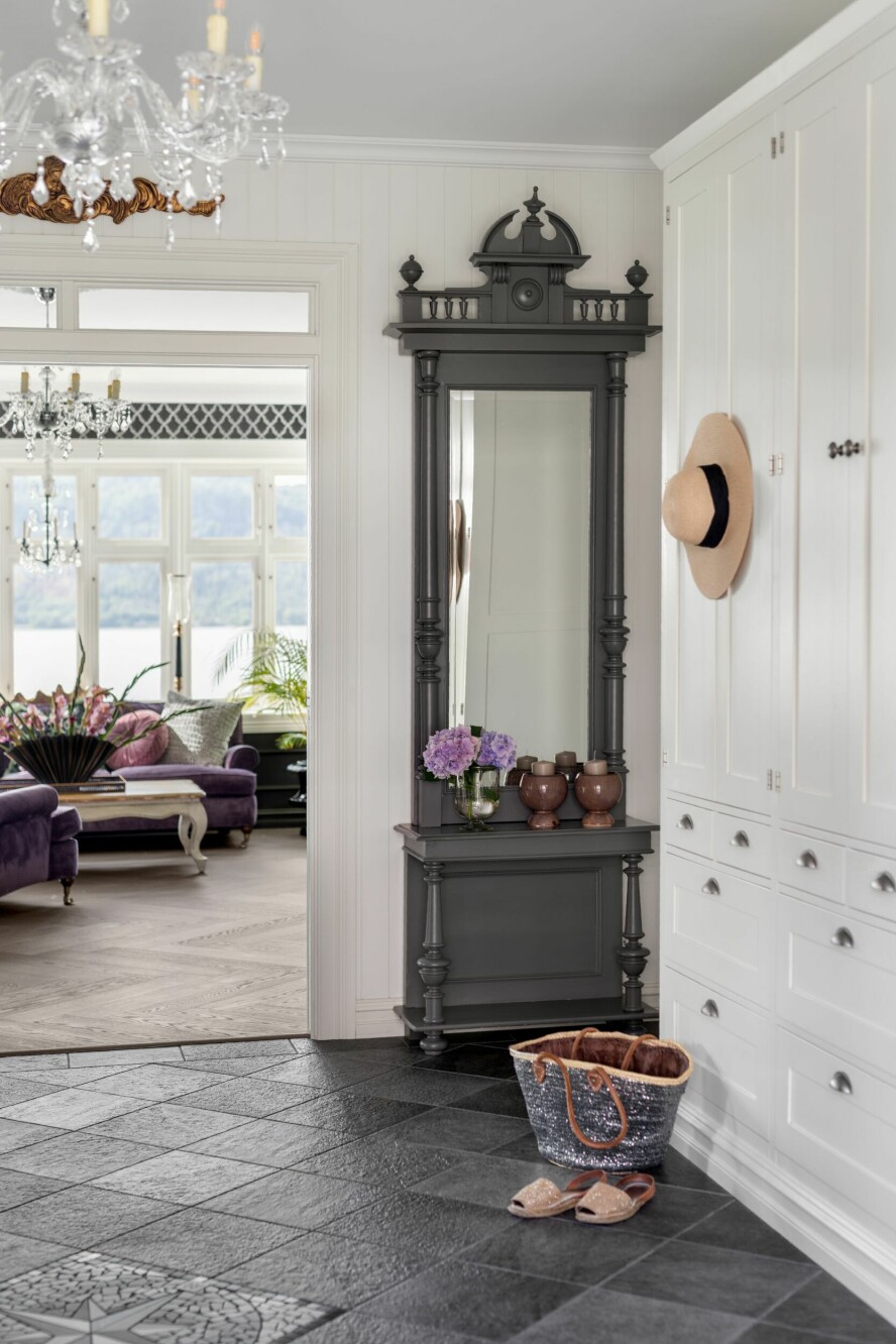 ENTRE: Garderobeskapene i entreen er laget av Himle Kök. Speilet er kjøpt på Finn.