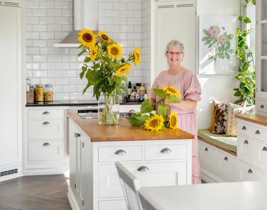 PLASSBYGGET: Det lyse og landlige kjøkkenet fra svenske Himle kök er plassbygget med litt andre mål enn det som er vanlig.