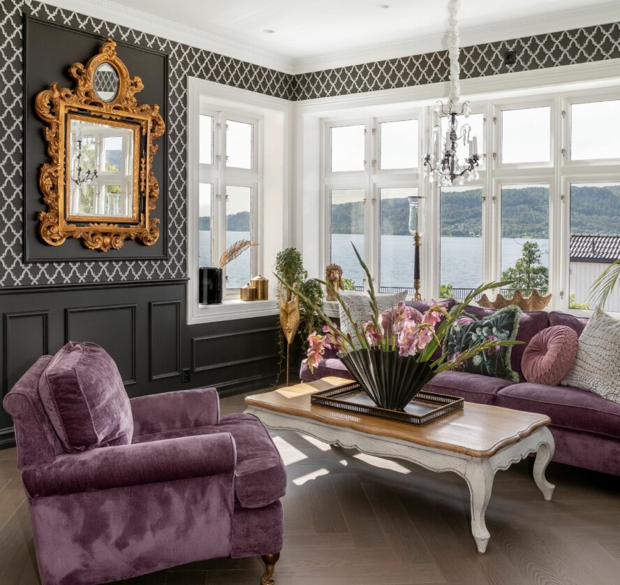 STASELIG: Det er staselig utsikt fra den elegante stuekroken. Sofaen og stolen ble kjøpt i Sverige da huset var nybygget. Bordet ble kjøpt på Bohus for mange år siden, og gullspeilet er et bruktfunn.