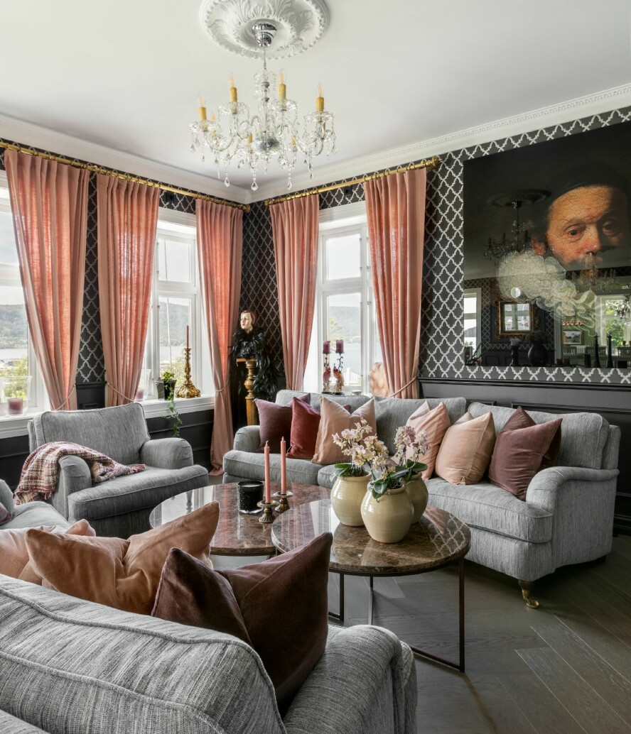 SOFAKROK: De grå sofaene ble kjøpt da huset var nytt i 2010. Bordene er fra Artwood, og på veggene er det tapet fra Wallstitch. Gardinene har Ingvild sydd av stoff fra Selfmade. Brystningen har Bjørn Arne laget selv, og det var et tidkrevende arbeid. Bildet av Rembrandt har Ingvild fått printet hos Allkopi.