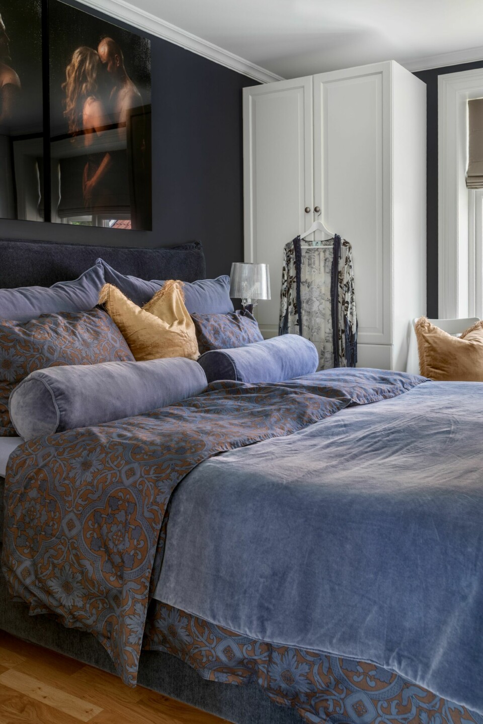 SVALT: Det nordvendte soverommet er svalt og delikat. På veggen henger fotografier av Ingvild og Bjørn Arne som fotograf Ine Andrea Ertvaag Papatzacos tok da paret hadde vært sammen i 30 år.