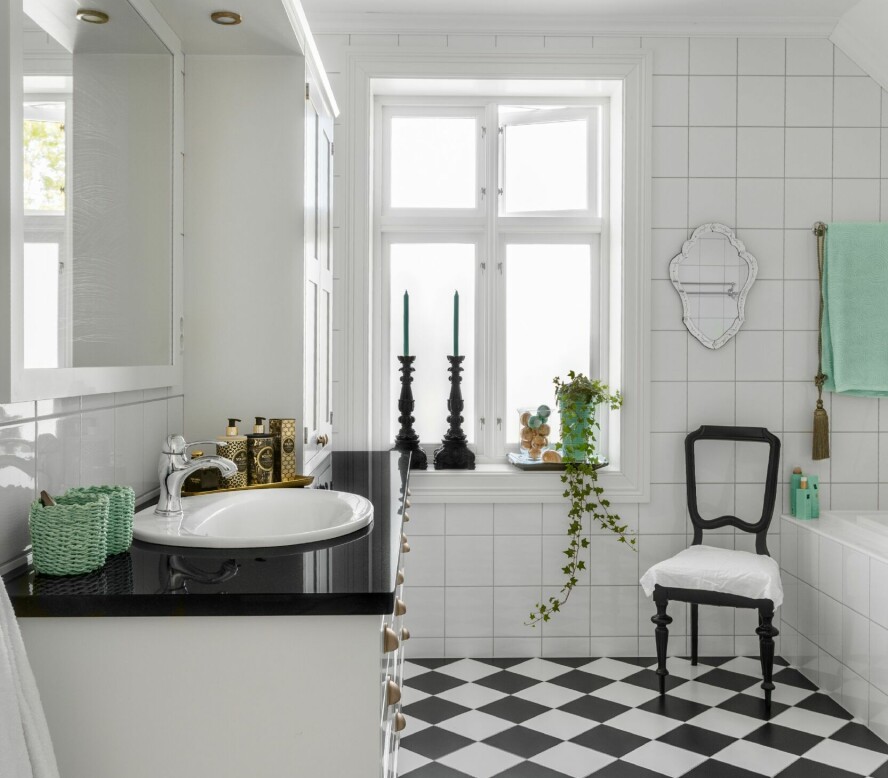 TEGNET SELV: Innredningen på badet har de tegnet selv og fått laget hos Himle kök i Sverige, Stolen er et bruktfunn som har fått svart maling.