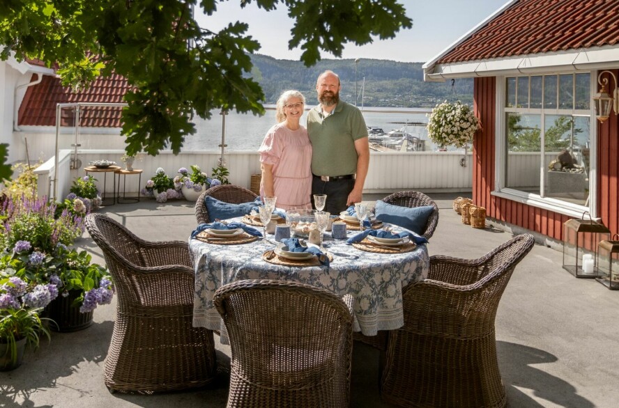UTEPLASS: Oppå garasjen har de anlagt en koselig uteplass med lysthus. Et rekkverk i glass skjermer mot vinden og beholder utsikten mot fjorden. Bordet og stolene er kjøpt via Finn.