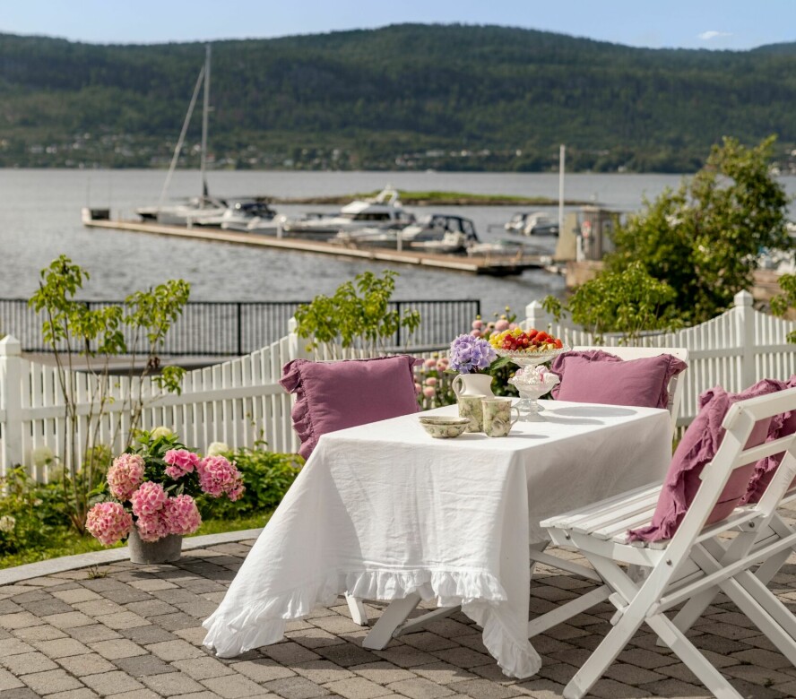 KAFFESTED: Det er mange steder å sette seg ned for en kaffekopp. Rundt hele huset er det lagt mursteiner slik at bord og stoler kan plasseres hvor som helst.