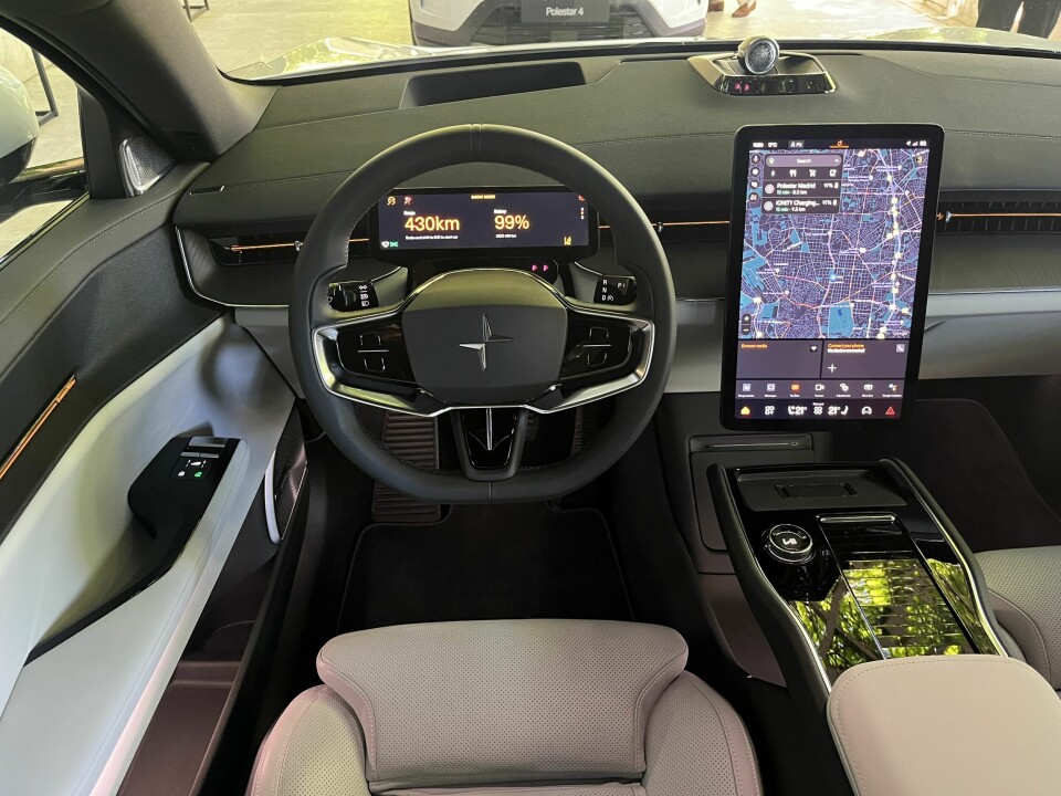 LUKUSFØLELSEN: Innbydende interiør som gir en følelse av kvalitet og nøktern luksus, men vi savner noen hurtigknapper.