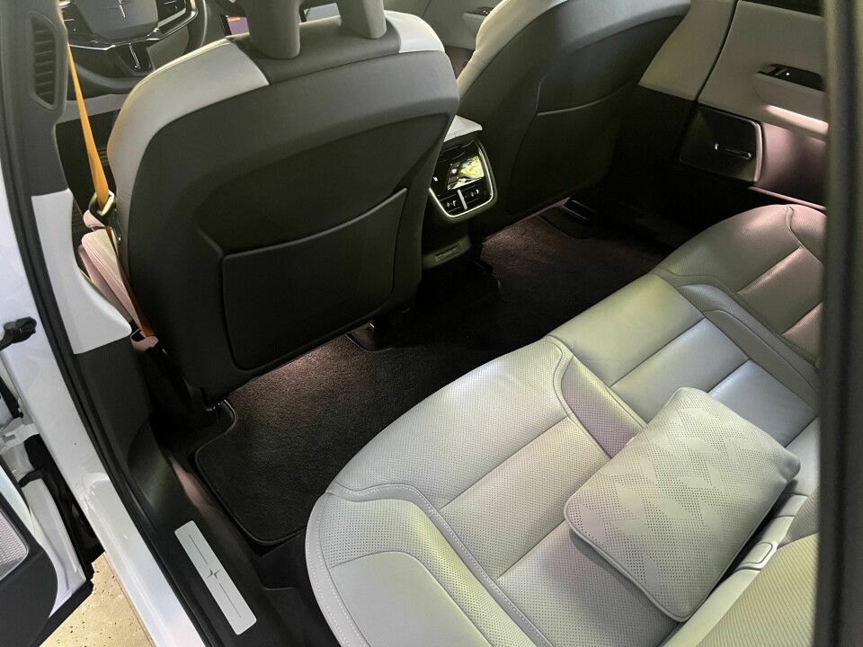 EKTE SKINN: God beinplass i baksetet. Bilen kommer standard med interiør i WeaveTech, et PVC-materiale. Seter i Nappa-skinn (bildet) fra skotske Bridge of Weir koster 65.000 kroner ekstra.