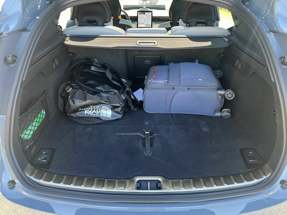 PLASS: Bagasjerommet tar 484 liter under hattehyllen, inkludert 90 liter under gulvet. Det er ikke fryktelig mye volum i en såpass stor bil.