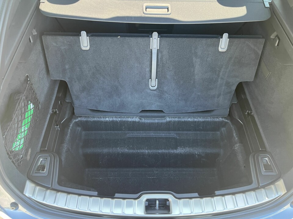 SMART: Gulvet kan benyttes som adskiller og er utstyrt med smarte knagger for poser.