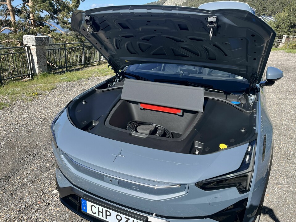 FRUNK: Under panseret er det plass til ladekabler og spylervæske.