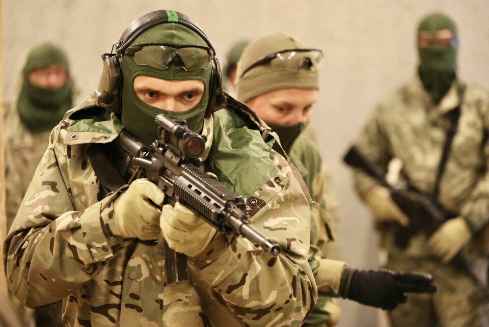 BARTENDER: Ukraineren har en uspesifisert jobb innen etterretning. Her utdannes han som lagfører, men i sitt sivile liv jobbet han i bar.