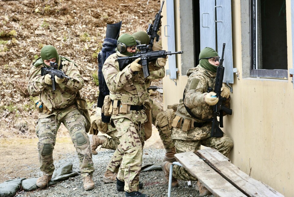 ENTRING: Soldatene øver på å ta seg inn i huset så raskt og trygt som mulig. I sekken har de en gummimatte til å legge i vinduskarmen.