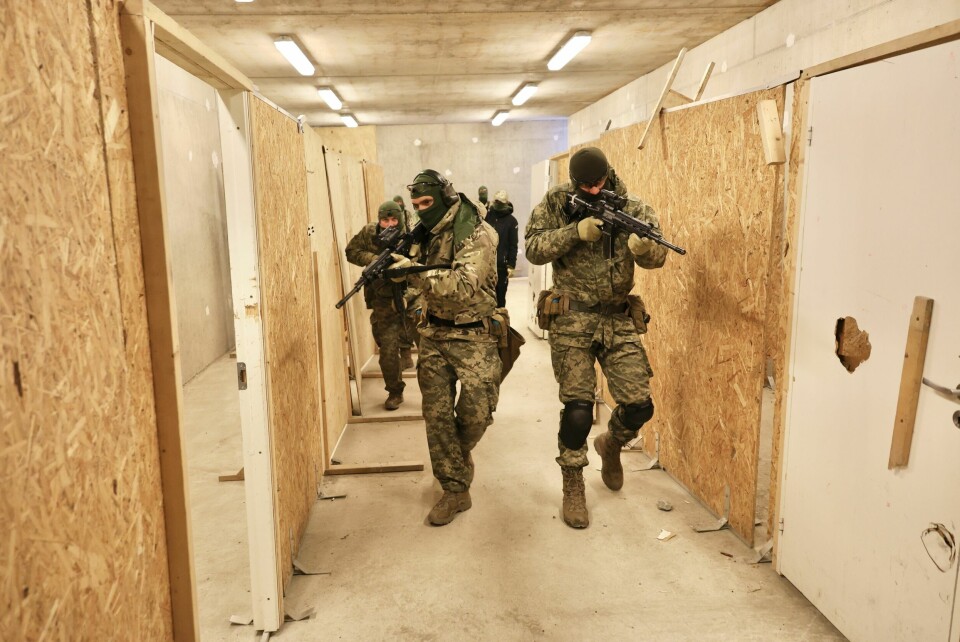 RYDDING: Soldatene må sikre korridorer i husene på øvingsfeltet i Trøndelag.