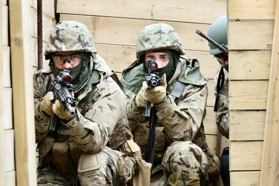 SKAL TIL FRONTEN: Ukrainske soldater utdannes til å være lagførere i dronekrig, men de norske instruktørene har ingen erfaring fra slik krig.