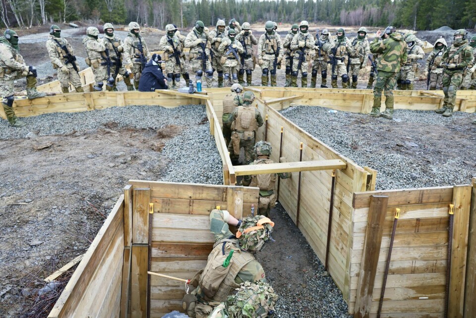 SNAKKER ENGELSK: De norske instruktørene i operasjonen ledet av HV 12 snakker til de ukrainske soldatene via tolk.