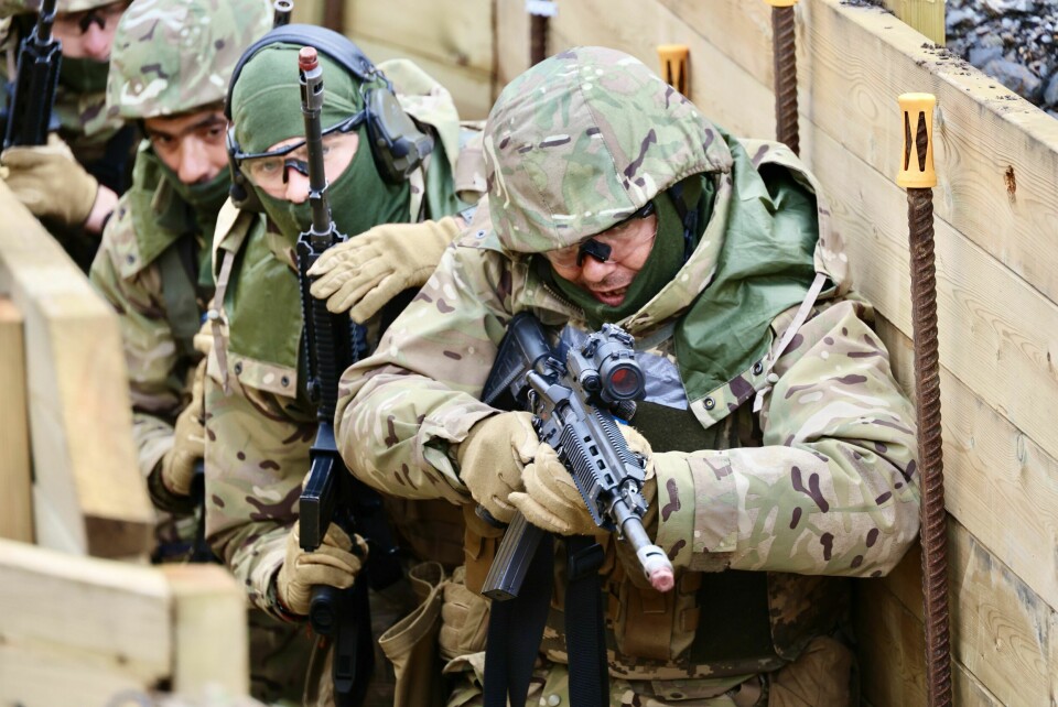 JERNBANEARBEIDER: Tredjemann fra høyre er den tidligere jernbanearbeideren som Vi Menn intervjuet. Ukrainerne øver med Forsvarets angrepsrifle HK416.