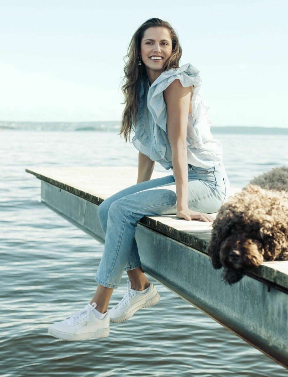 PÅ SJØEN: – På sommeren er jeg veldig glad i å tilbringe tid på sjøen. Vi bor rett ved havet, og jeg liker å løpe og gå turer her.Styling: Blå bluse fra Gossia og Jeans er Amalies egne.