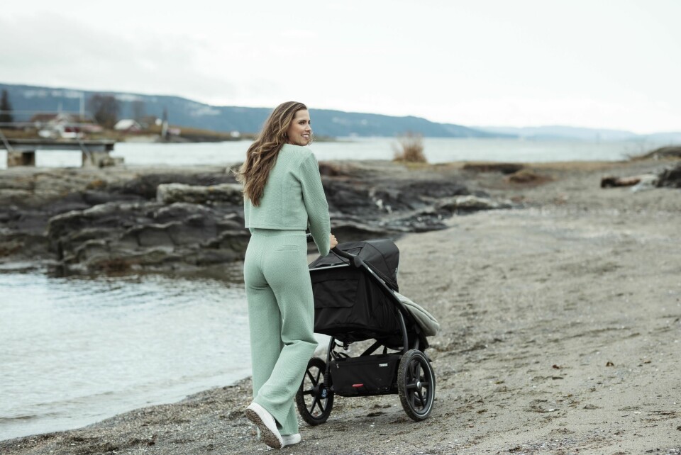 BARNEKJÆR: – Jeg er kjempeglad for at vi har fått Storm. Nå er vi gang, så får vi se hvor mange barn vi får til slutt, sier Amalie Iuel som drømmer om fem barn og minibuss. Styling: Grønn dress fra Dune Active.