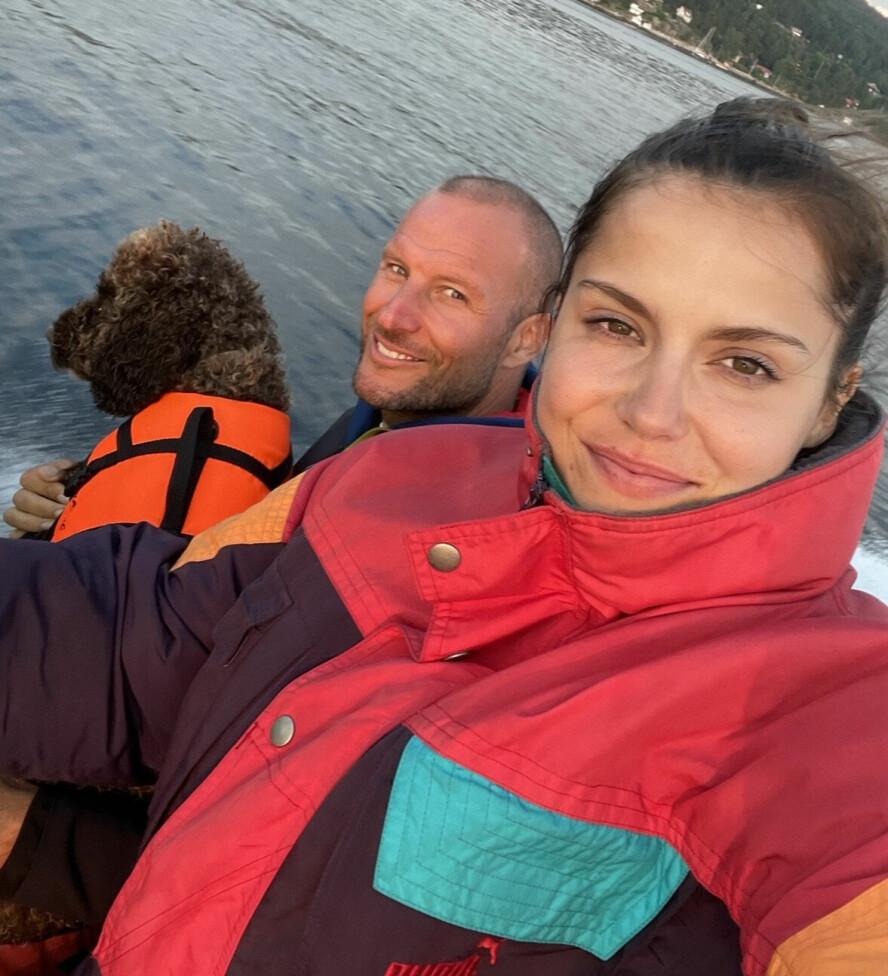 JA: – Da Aksel fridde var det nok ingen overraskelse at jeg sa ja. Vi har fått et barn som tross alt er mye mer et «commitment» enn det å gifte seg, men det var utrolig hyggelig å bli fridd til, sier Amalie Iuel.