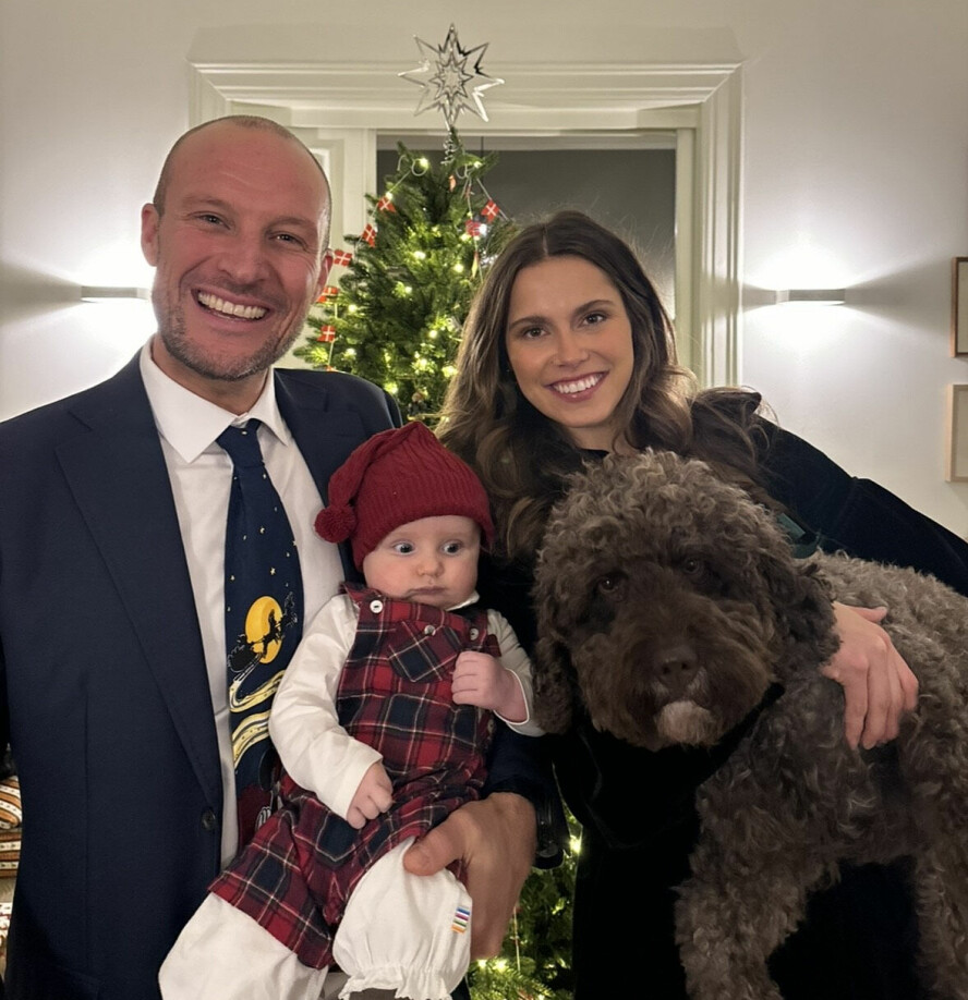 STORM: – Jeg er kjempeglad for at vi har fått Storm. Nå er vi gang, så får vi se hvor mange barn vi får til slutt, sier Amalie Iuel som drømmer om fem barn og minibuss. Her med forloveden Aksel og hunden Molly.