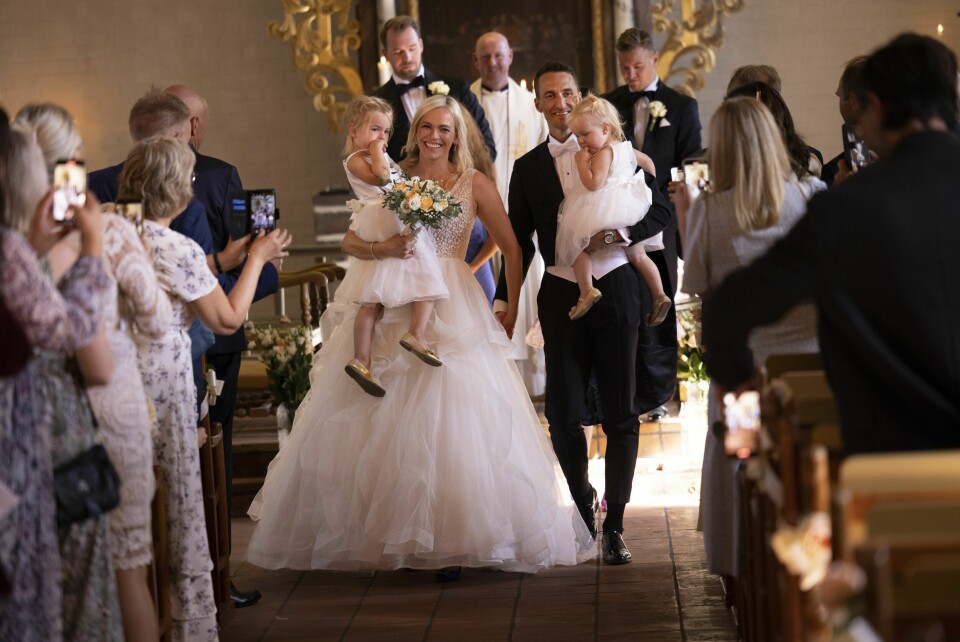 BRYLLUP: I 2022 giftet Carina seg med mannen i sitt liv, den tidligere fotballspilleren Tor Øyvind Hovda. Pernille og Anna gikk opp kirke-gulvet med mamma og pappa.